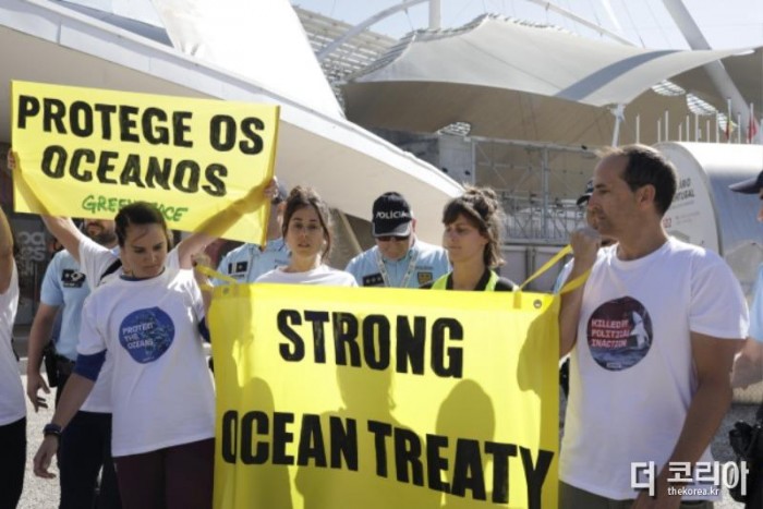 현지 시각 6월 30일, UN 해양 콘퍼런스가 개최되고 있는 포르투갈 리스본에서 그린피스 액티비스트들이 