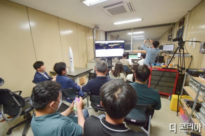 조선대학교 연구팀과 대학 구성원들이 조선대학교 지상수신국에서 큐브위성 비콘신호를 기다리고 있다 (1).jpg