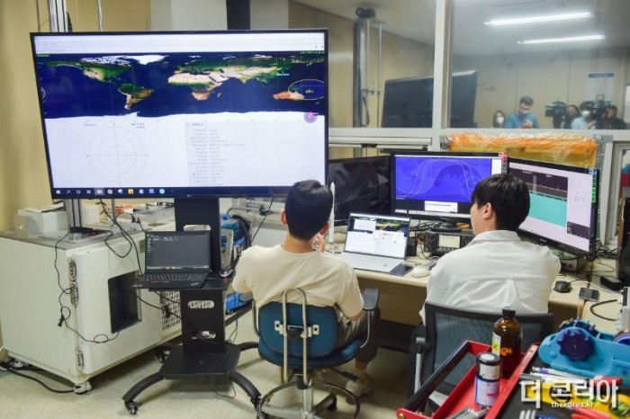 조선대학교 연구팀과 대학 구성원들이 조선대학교 지상수신국에서 큐브위성 비콘신호를 기다리고 있다 (2).jpg