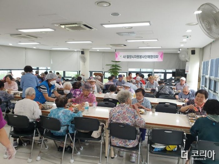 20220704-밀양시자원봉사단체협의회, 무료급식 경로식당 운영 재개(1).jpg