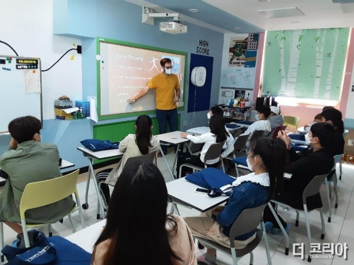 (2일보도사진)충북국제교육원‘우리동네로 떠나는 어학연수’2학기 인기몰이 중2.jpg
