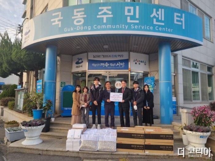 7 여수 구봉중학교 학생회, 국동주민센터에 겨울철 난방용품 전달.jpg