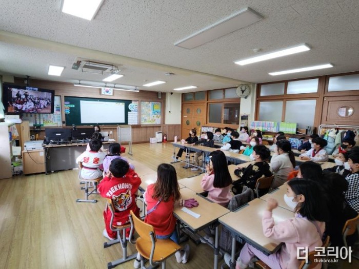 6 [화진초] 일본 자매결연학교와 비대면 문화교류 화상수업 (2).jpg