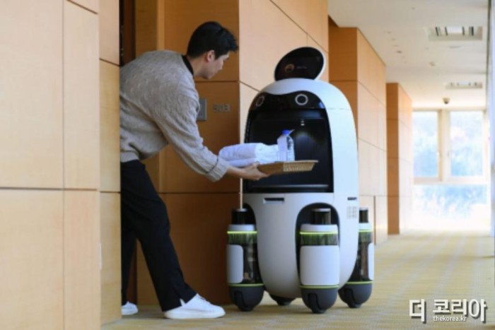 (사진3) ‘롤링힐스 호텔’에서 현대차그룹 배송 로봇이 서비스하는 모습.jpg