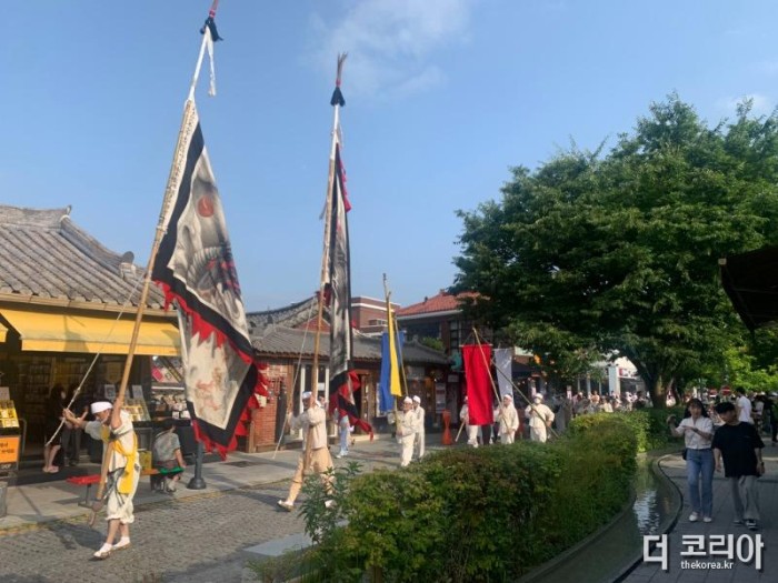 (붙임2) 2022 전라북도 거리극축제 노상놀이야 사진자료_전주1.jpg