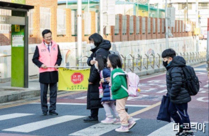 학교 앞에서 교통지도하는 김태우 강서구청장(2).jpg