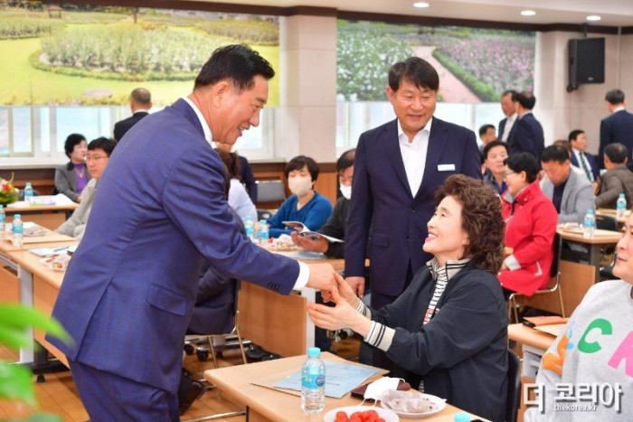 22일 열린 한국외식업중앙회 장성군지부 정기총회를 찾은 김한종 장성군수(좌).JPG