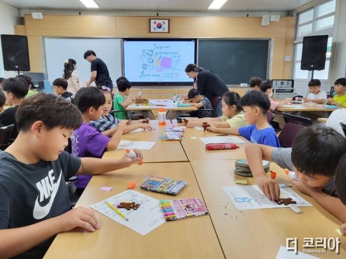 5.순천시립그림책도서관에서 열린 서울시립대 문화예술워크숍에서 고쳐봐요 인형병원 프로그램에 참여하는 어린이들.jpg