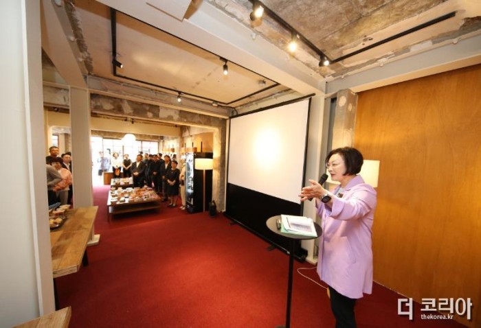21일 박희영 용산구청장이 용마루길 로컬 커뮤니티 공간 개관식에서 축사를 하고 있다.jpg