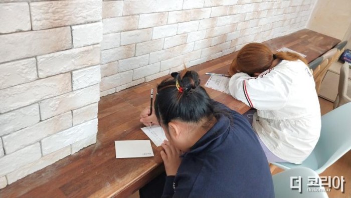 3 편지를 쓰고 있는 학생 모습.jpg