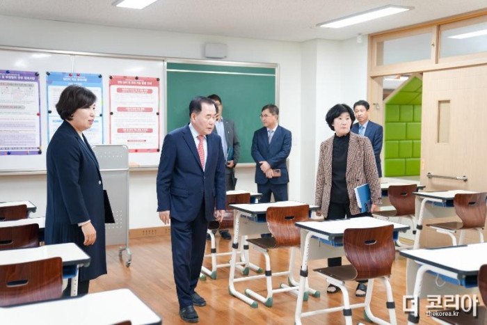 (사진1) 김지철 교육감은 9일 덕산고등학교를 방문하여 2024 수능 시험장 교실을 점검하고 있다.jpg