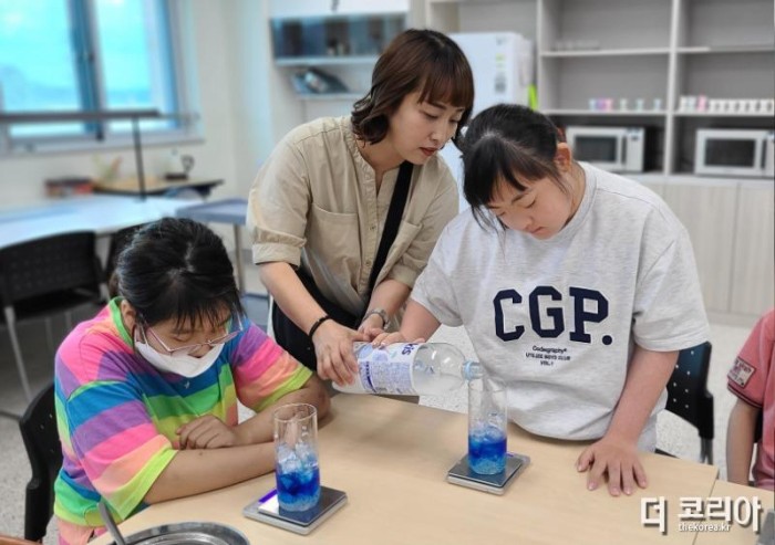 (사진2) 학생들이 실험활동을 하고 있다.jpg