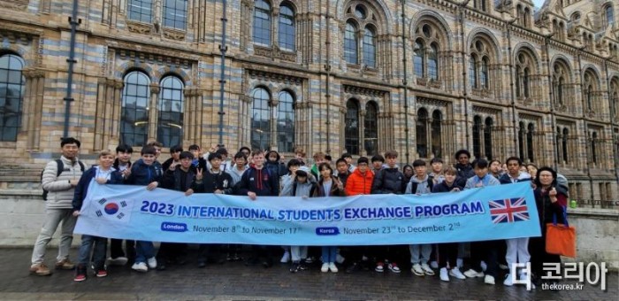 (사진1) 도내 중학생 19명이 참여한 영국 런던문화탐방 모습.jpg