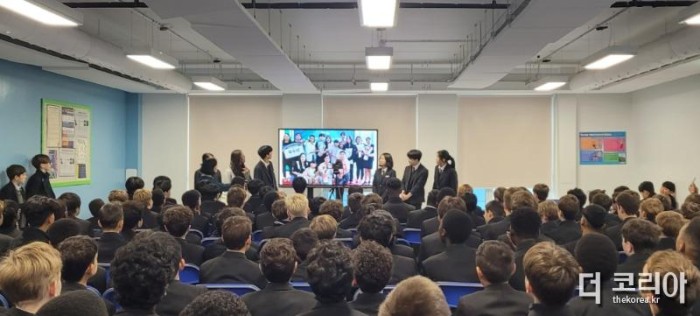 (사진2) 영국 학교에서 한국 문화에 대해 소개하는 학생들.jpg