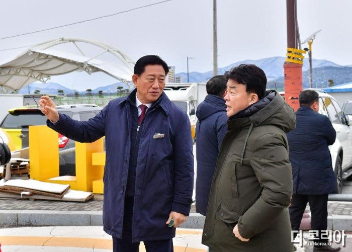 지난해 12월, 장성군을 방문한 백종원 대표(우)에게 지역 현황을 설명 중인 김한종 군수(좌) (1).JPG