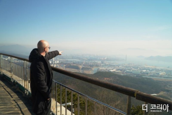 광양 구봉산 정상에서 세계적 작가 마누엘 몬테세린이 광양시 전경을 둘러보고 있다.jpg
