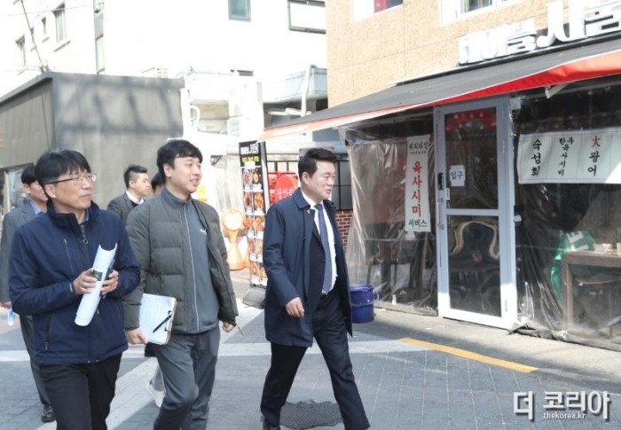 사진1. 박준희 구청장이 샤로수길 대표 상인과 샤로수길을 둘러보고 있다.JPG