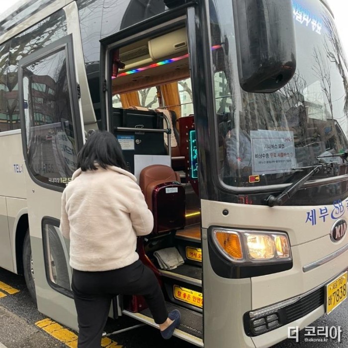 서울 시내버스 총파업에 대비해 마포구가 마련한 무료 셔틀버스에 구민이 오르고 있다..jpg