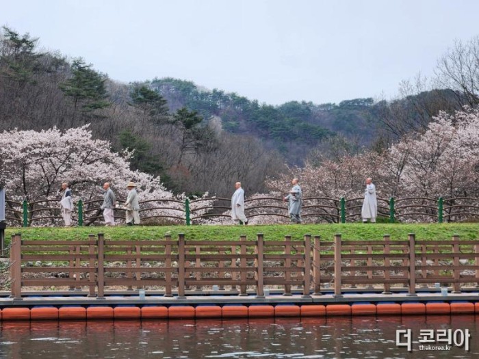 마이산의 봄을 즐기는 스님들의 발걸음.jpg
