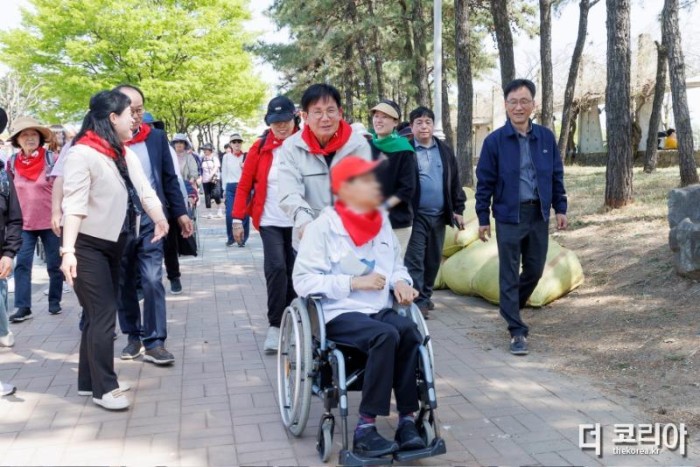 박강수 마포구청장이 마포 거북이마라톤에 참석해 참가자와 함께 걷고 있다.jpg