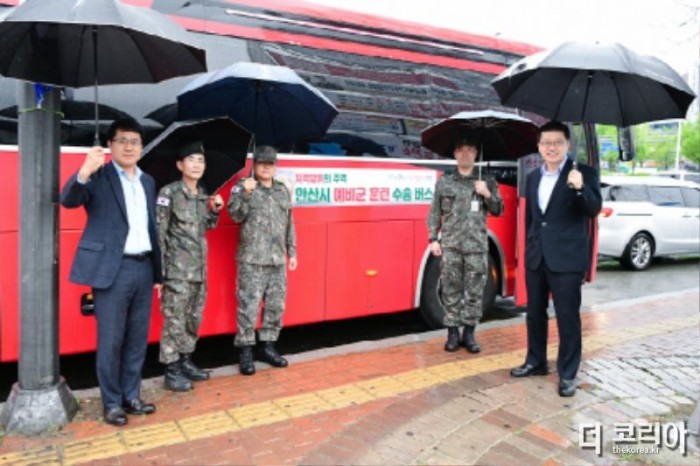 2.너무 먼 예비군 훈련장… 안산시“수송 버스 타고 입소하세요”(1)(안산시는 지난 15일 안산역에서 예비군 훈련 수송 버스 운행식을 개최했다).jpg