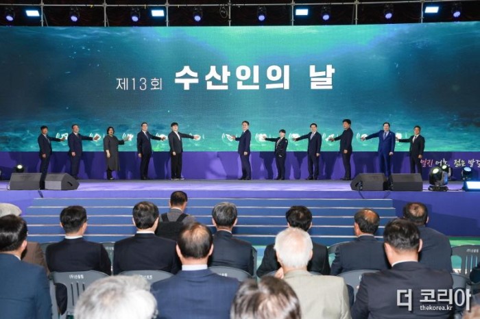 [크기변환]완도군, 제13회 수산인의 날 기념행사 개최(퍼포먼스).JPG