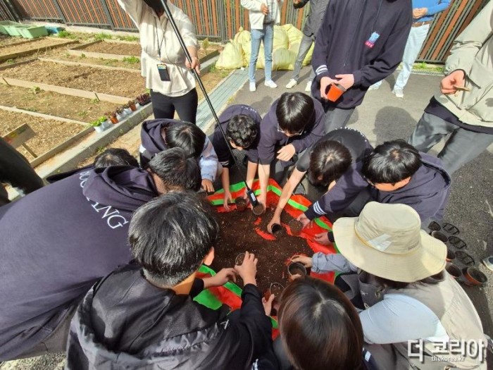 3. 인천광역시교육청, 부광고등학교서 자생식물 씨앗나눔 프로젝트 파종 행사 (1).jpg