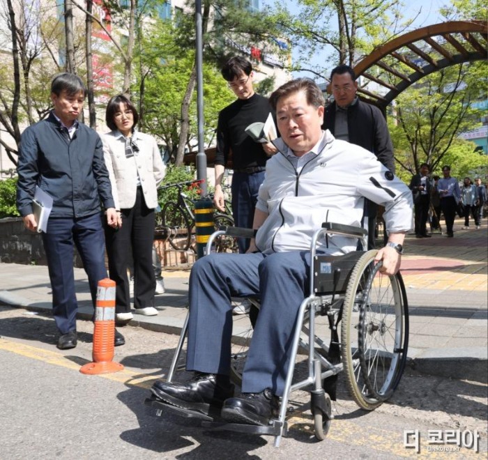 (광명1-1)박승원 광명시장은 지난 12일 오후 열린 제31회 생생소통현장에서 보행관경 개선을 모색하고자 휠체어 이동을 체험했다.jpg