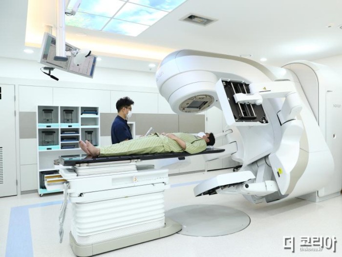 [크기변환]조선대병원 방사선암치료기 트루빔으로 방사선치료를 진행하고 있다..jpg