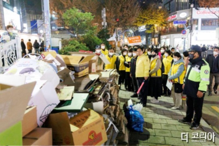 박강수 마포구청장이 홍대 일대에 무분별하게 적치되어 있는 쓰레기 더미 정비를 지시하고 있다..jpg