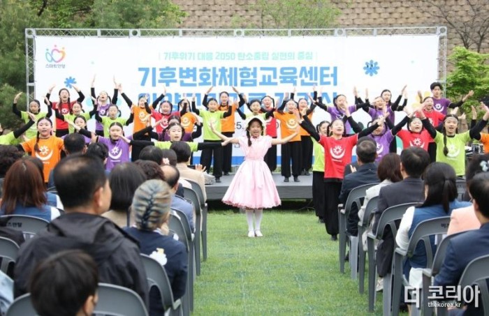 2_25일 안양그린마루 개관식에서 안양시립소년소녀합창단이 축하공연을 하고 있다 (2).jpg
