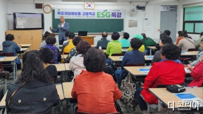 (사진1) 윤원태 ESG교육발전위원장이 26일 목포제일정보중·고등학교에서 ESG 특강을 하고 있다..jpg