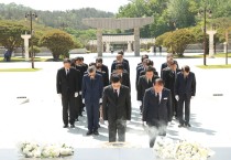 김동연 경기도지사, 국립5·18민주묘지 부지사·공공기관장과 첫 공동 참배