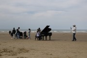 신안 자은도 양산해변의 피아노 포토존, 인기 폭발!